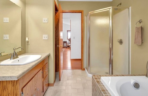 Bottineau House | Bright and Spacious Lakefront House