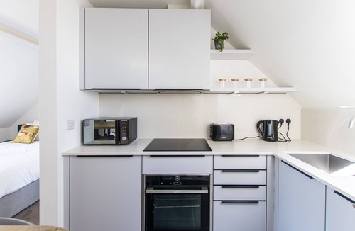 Bristol Apartment | Bright & Beautiful Studio Flat in Bristol