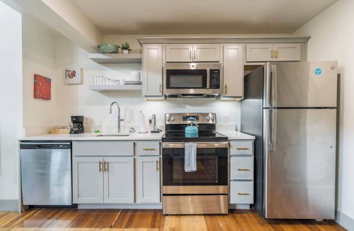 Downtown Louisville Apartment | Bright comfortable loft in central medical complex