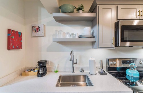 Downtown Louisville Apartment | Bright comfortable loft in central medical complex