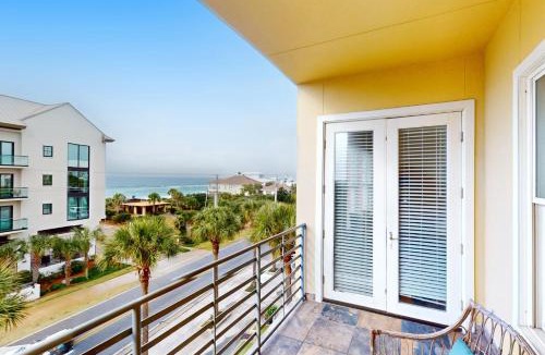 Gulf Place Apartment | Bright condo near shopping & restaurants with tennis & shared pool