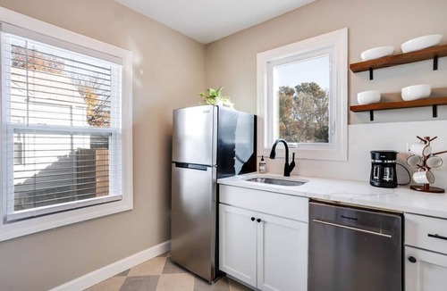 Wichita House | Bright & Cozy Retreat
