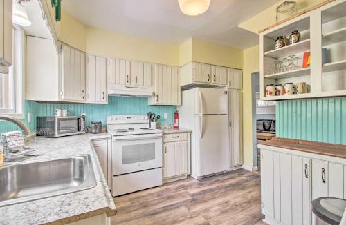 Crosby House | Bright Crosby Home - Walk to Main St and Beach!