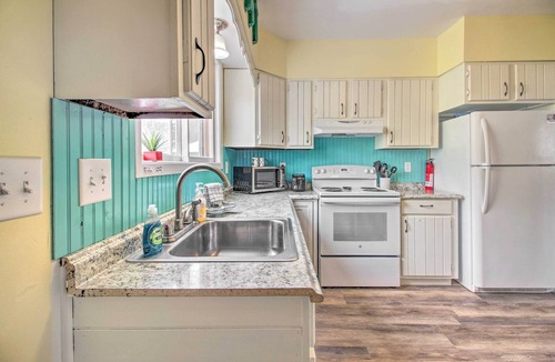 Crosby House | Bright Crosby Home - Walk to Main St & Beach!