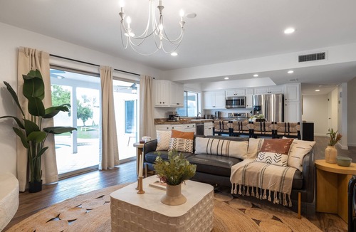 Paradise Valley Village Cottage | Bright Eyes by Avantstay Chic Boho Retreat, Pool