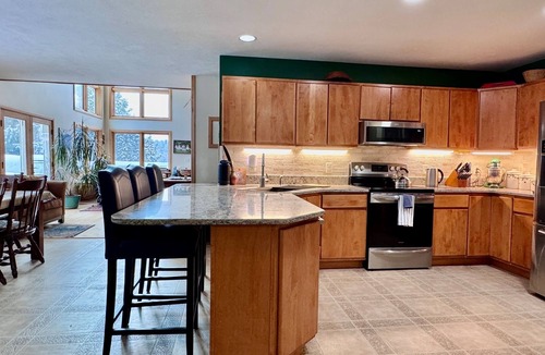 Maple City House | Bright Lake Bluegill Lodge on 52 Acres | Secluded | Sleeps 14 | Walking Trails