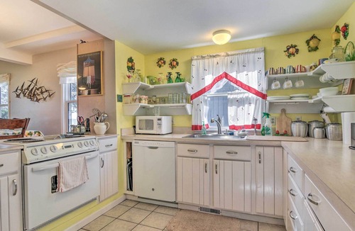 Lexington Cottage | Bright Lakefront Cottage w/ Deck & Fire Pit!
