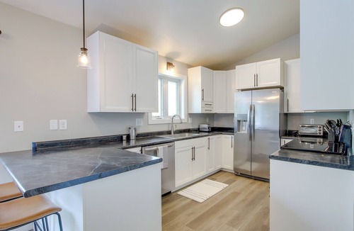 Little Chute Apartment | Bright Little Chute Condo w/Deck & Yard!
