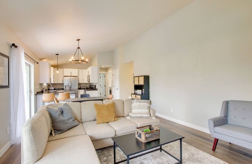 Little Chute Apartment | Bright Little Chute Condo w/Deck & Yard!