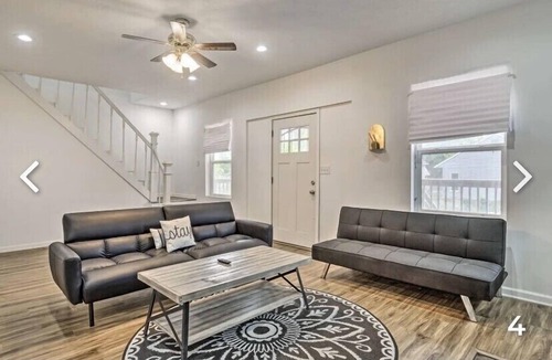 Near Eastside House | Bright & modern 3 bedrooms downtown Indy East!