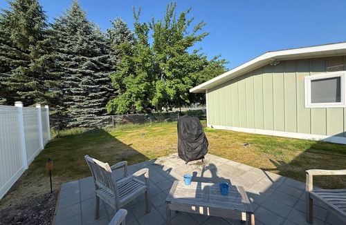 Mayfield House | Bright & Modern 3BR Lakeview Getaway – Fully Renovated July 2025