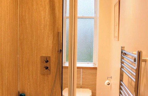 Gifford Apartment | Bright, Modern Arthurs Seat 2 Bedroom Apartment