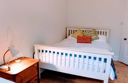 Gifford Apartment | Bright, Modern Arthurs Seat 2 Bedroom Apartment