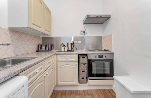 Newhaven Apartment | Bright Quiet Edinburgh Home Free Parking