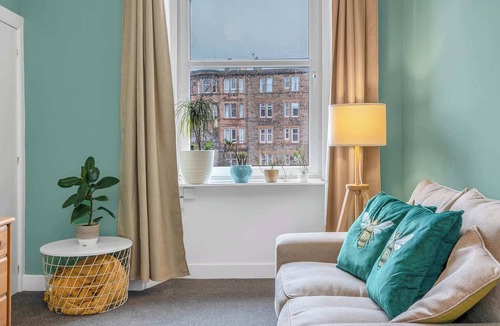 Newhaven Apartment | Bright Quiet Edinburgh Home Free Parking