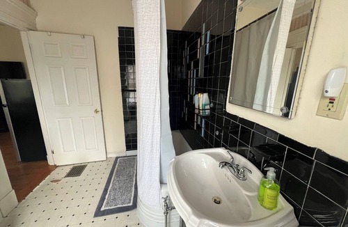 Malden Apartment | Bright Studio Near Boston — Transit Access — Washer/Dryer