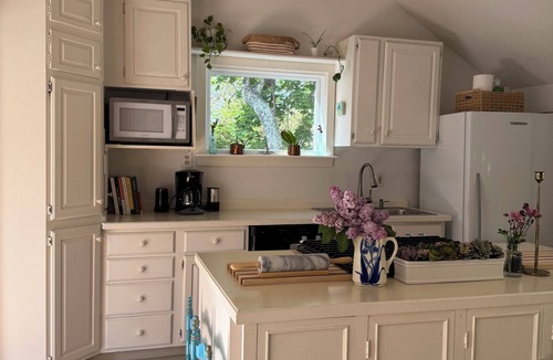 West Tisbury Cottage | Bright Summer Cottage in lovely West Tisbury with Beach Pass, AC, WiFi