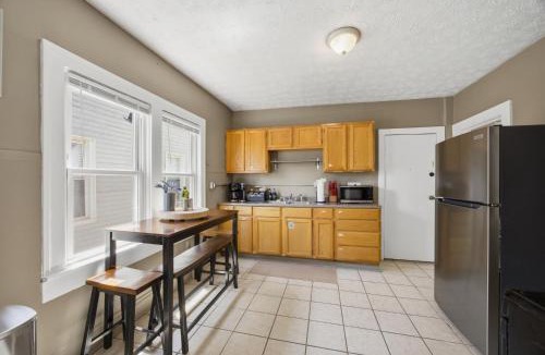 Tremont Apartment | Bright Tremont 2BR - Near Downtown CLE & Clinic