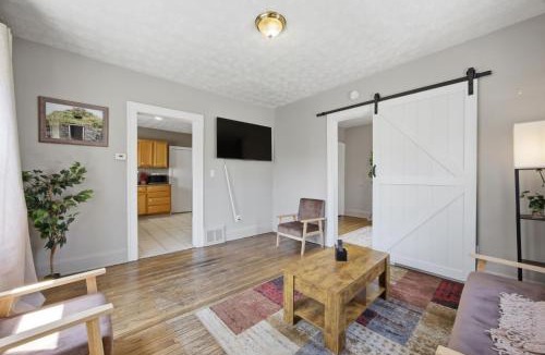 Tremont Apartment | Bright Tremont 2BR - Near Downtown CLE & Clinic