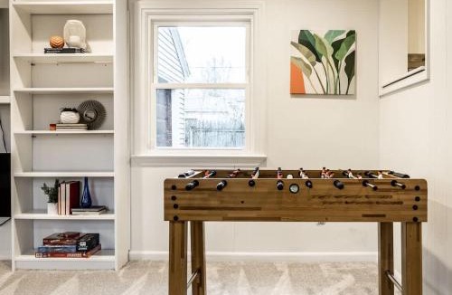 Broad Ripple House | Broad Ripple Falcon Crestview Bungalow-Family Friendly