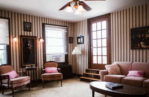 Brentwood Bed & Breakfast | Brownsville Road House Bed & Breakfast