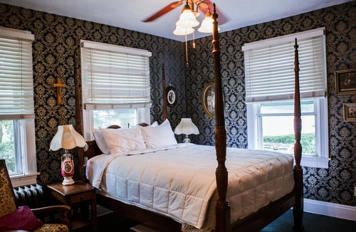 Brentwood Bed & Breakfast | Brownsville Road House Bed & Breakfast