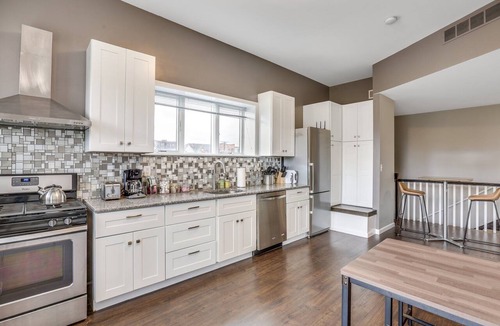 Brush Park Apartment | Brush Park Flats | Walk to Stadiums | Sleeps 9