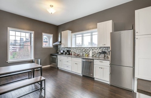 Brush Park Apartment | Brush Park Flats | Walk to Stadiums | Sleeps 9