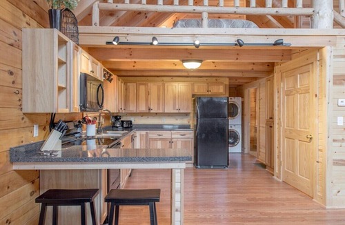 Rockbridge Cabin | Buck Ridge Cabin | Hocking Hills, 12 Acres, Pets