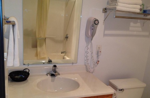 Hallock Hotel | Budget Host Caribou Inn