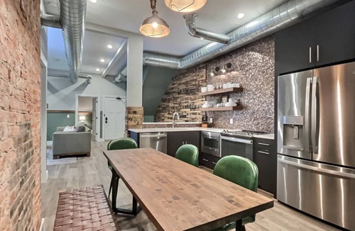 Cherokee Triangle Apartment | Bungalou Ultimate Silver Rooftop+Gameyard Sleep 31
