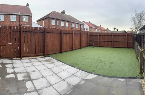 Jarrow House | Bungalow - Sleeps 2 - Parking - Garden