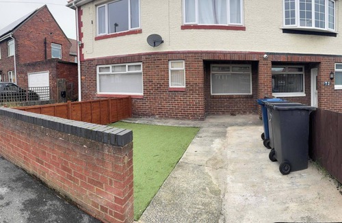 Jarrow House | Bungalow - Sleeps 2 - Parking - Garden
