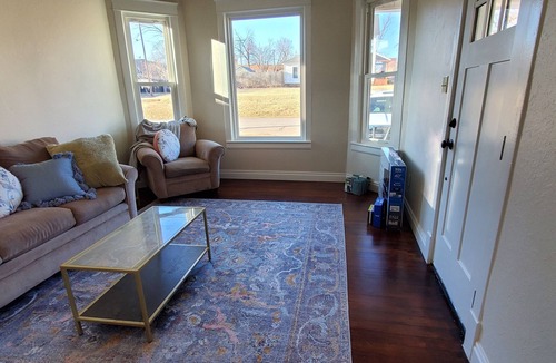Guthrie House | Buttercup Cottage downtown area/WI-FI/PETS