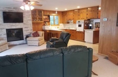 Kensington House | Buttercup Hideaway the perfect lake get away!