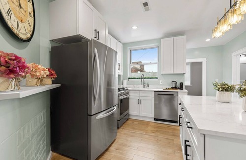 Bluff House | By PPG,Duquesne,Mercy |Exquisite, New |Free Parkin