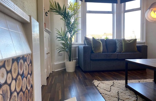 Paisley Condo | ByEvo 19 Walker - Spacious 2 Bed, 1 bath Apartment close to GLA and Town Centre