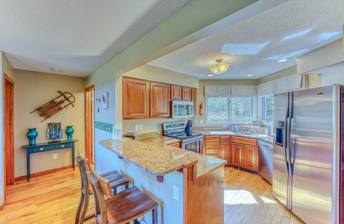 Carroll House | C11 Top Rated Townhome. Great views, fireplaces, wifi, AC! Short walk to slopes, and dog friendly!