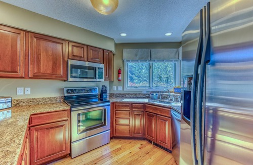 Carroll House | C11 Top Rated Townhome. Great views, fireplaces, wifi, AC! Short walk to slopes, and dog friendly!