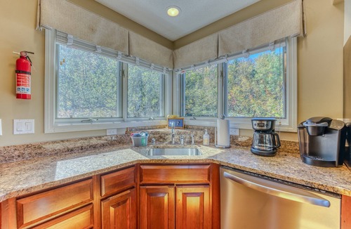 Carroll House | C11 Top Rated Townhome. Great views, fireplaces, wifi, AC! Short walk to slopes, and dog friendly!
