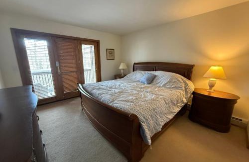 Bretton Woods House | C7 Beautifully appointed slopesideCrawford Ridge end unit townhome with fireplaces, yard