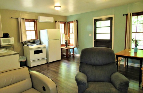 Almo House | Cabin 1 at Kentucky Lake's Lynnhurst Family Resort