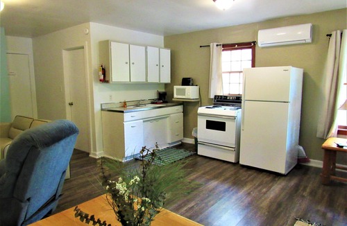Almo House | Cabin 1 at Kentucky Lake's Lynnhurst Family Resort