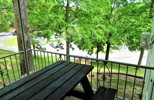 Almo House | Cabin 1 at Kentucky Lake's Lynnhurst Family Resort