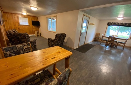 Hines Villa | Cabin 1 with Queen size bdroom and twin beds bdroom