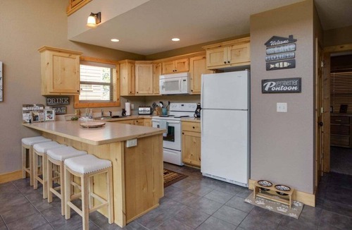 Walker House | Cabin 101 - Pet Friendly/Closed Loft/Modern/Clean