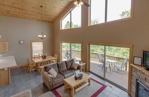 Walker House | Cabin 101 - Pet Friendly/Closed Loft/Modern/Clean