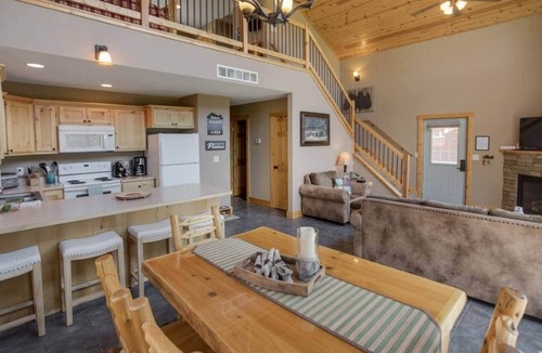 Walker House | Cabin 109 - Open Loft/Modern/Clean/Comfortable