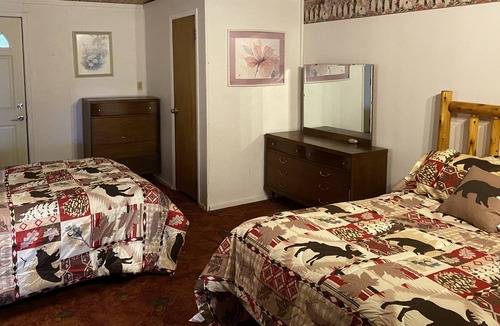 Hines Resort | Cabin 11 Lakefront Family/Pet Friendly Fishing Dock Beach Resort Amenities!