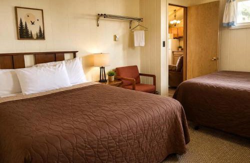 Grayling House | Cabin 19-Woodland Motor Lodge